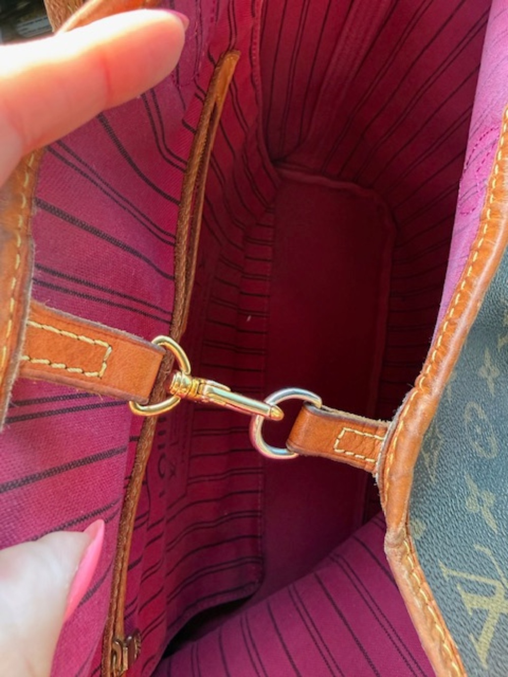 Louis Vuitton Monogram Tote with Natural Vachetta Trim & Fuschia lining inside - Picture 11 of 12